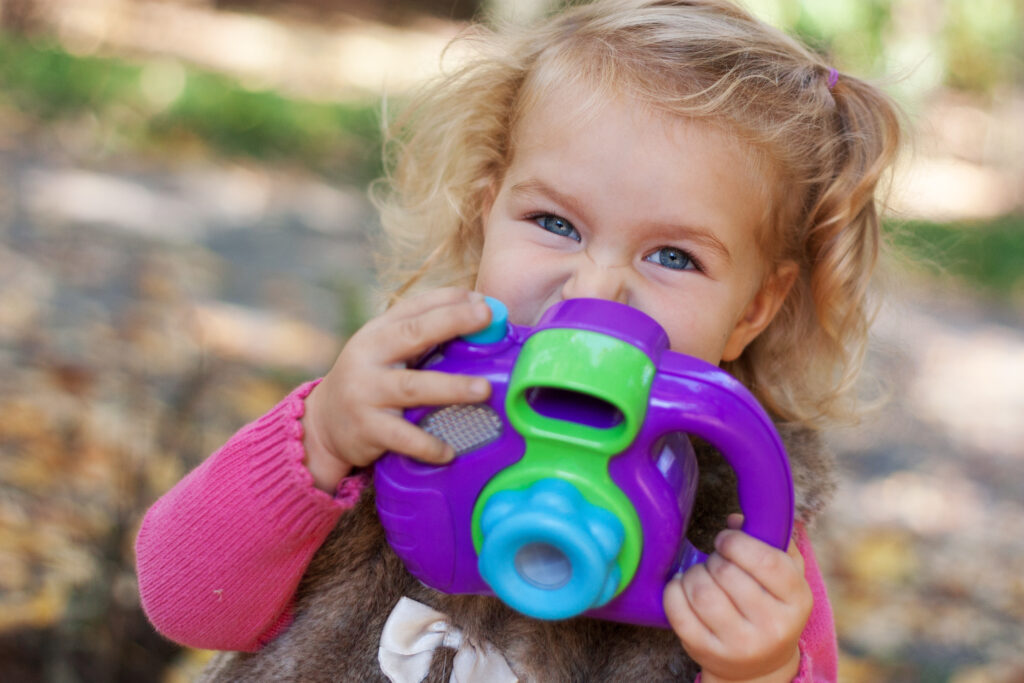 Meisje met speelgoed